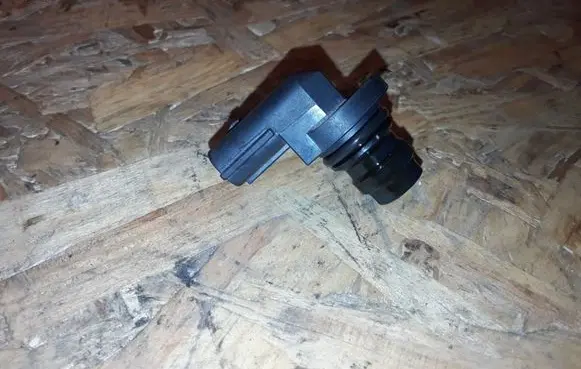 Volvo V40 Camshaft position sensor 8658495