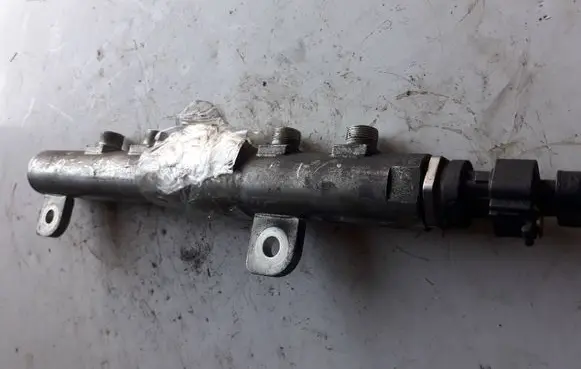 Opel Zafira B Fuel distributor 0445214095