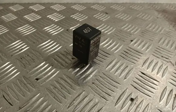 Volkswagen PASSAT B8 Glow plug pre-heat relay 038907281B