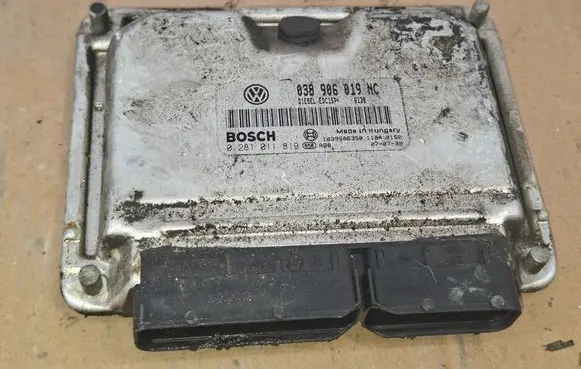 Skoda Fabia Mk2 (5J) Engine control unit/module 038906019NC 1039S06350 0281011819