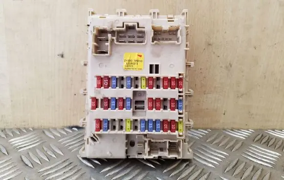 Nissan Almera N16 Fuse module 243505M310