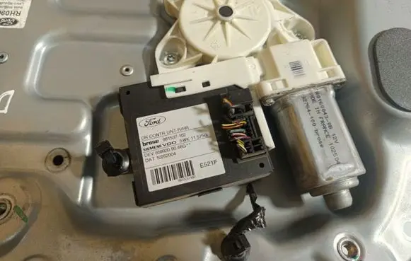 Ford Focus C-MAX Rear door window regulator motor 981537102