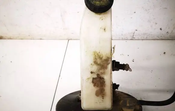 Toyota Corolla Verso AR10 Brake fluid reservoir 