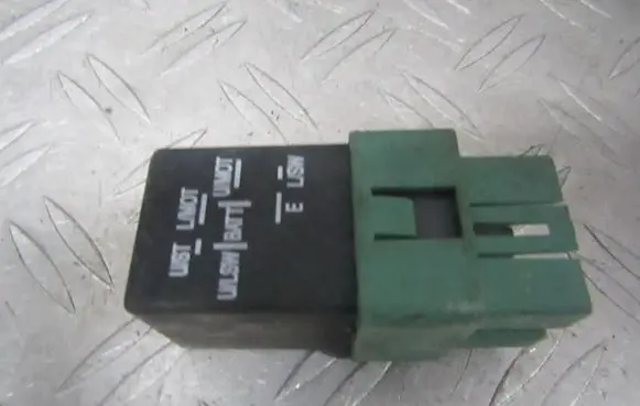 Mitsubishi Carisma Other relay mr228120