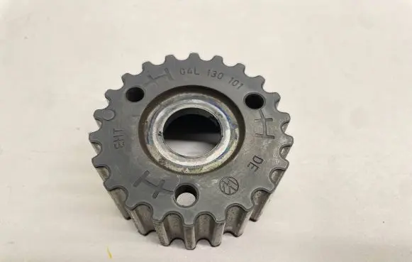 Volkswagen Golf VII Fuel pump gear (pulley) 04L130101 04L130111A