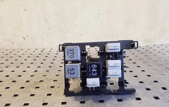 Volkswagen Tiguan Relay mounting block 1T1937503A