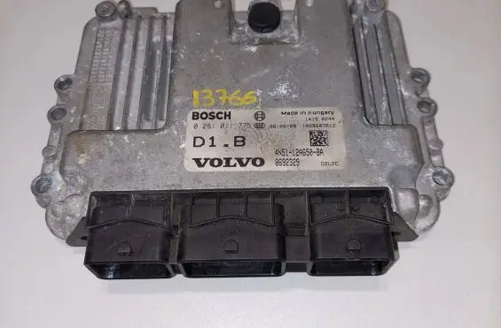 Volvo V50 Engine control unit/module 8692329