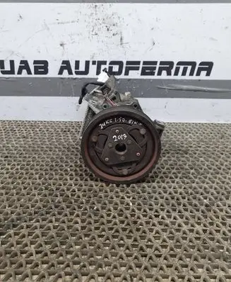 Nissan Juke I F15 Air conditioning (A/C) compressor (pump) 926003VD0A M213G031525
