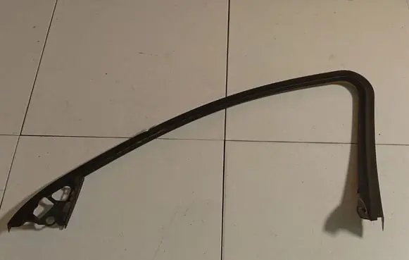 Opel Insignia A Front door glass trim molding 360583280