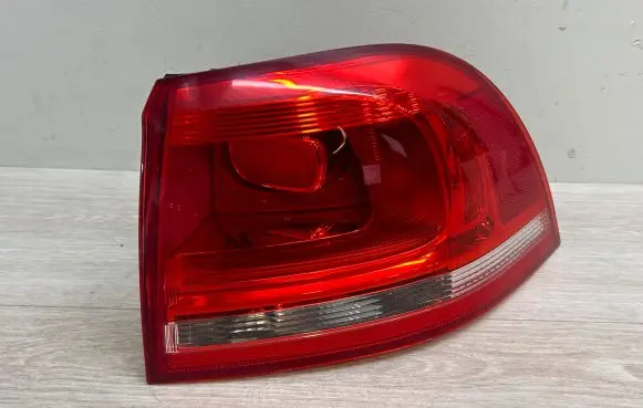 Volkswagen Touareg II Rear/tail lights 7P6945096E 89090229
