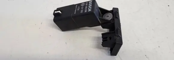 Volkswagen PASSAT B6 Glow plug pre-heat relay 0281003038