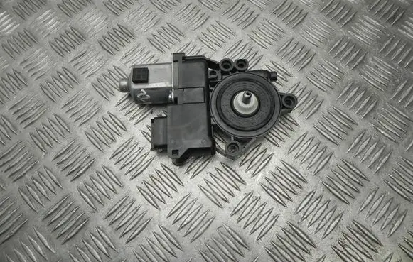KIA Pro Cee'd III Front door window regulator motor 82450J7710