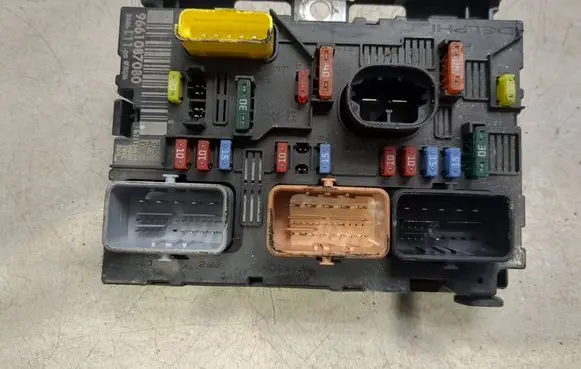 Peugeot 207 Fuse module 9661087080