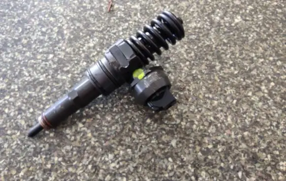 Skoda Fabia Mk2 (5J) Fuel injector 038130073BP 0414720314