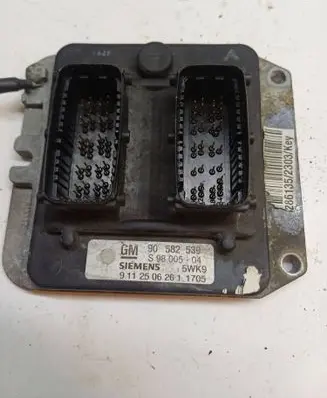 Opel Zafira A Engine control unit/module 90582539 S9800504 9112506261