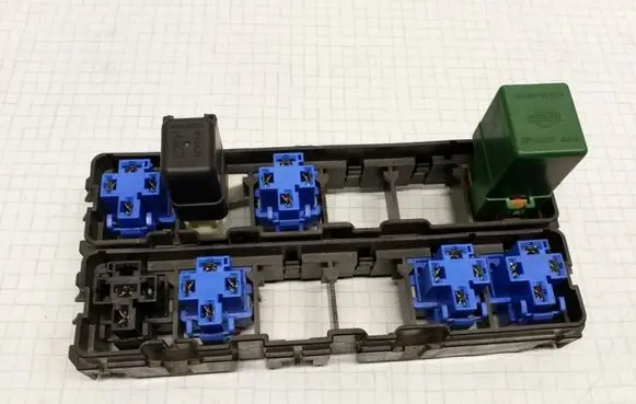 Nissan Primera Fuse module 2563079960 0404210852