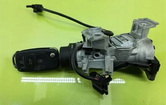 Volkswagen Touran I Ignition lock 1K0905351