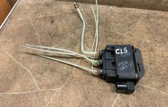 Mercedes-Benz CLS C218 X218 Air suspension control unit module (rear) A2123200358