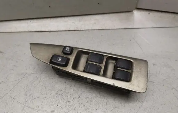 Toyota Corolla Verso E121 Electric window control switch 8404013080