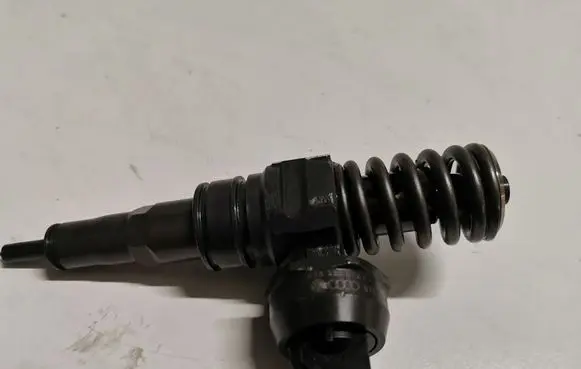 Volkswagen PASSAT B6 Fuel injector 038130073AG