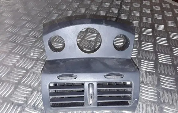 Rear air vent grill
