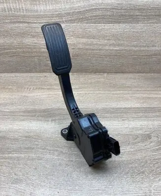 Toyota RAV 4 (XA30) Accelerator throttle pedal 1988008560 7811042011 05P30B00072