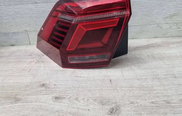 Volkswagen Tiguan Rear/tail lights 5NA945207M01S