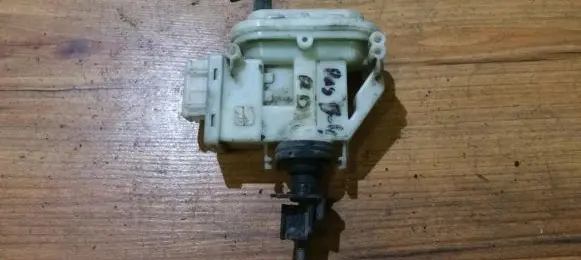 Volkswagen PASSAT B4 Central locking vacuum pump 3a0862153