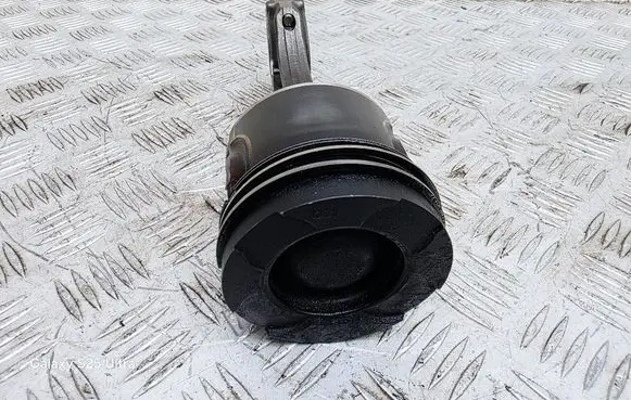 Mitsubishi ASX Piston with connecting rod M174