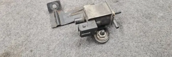 BMW 7 E38 Vacuum valve 72234013