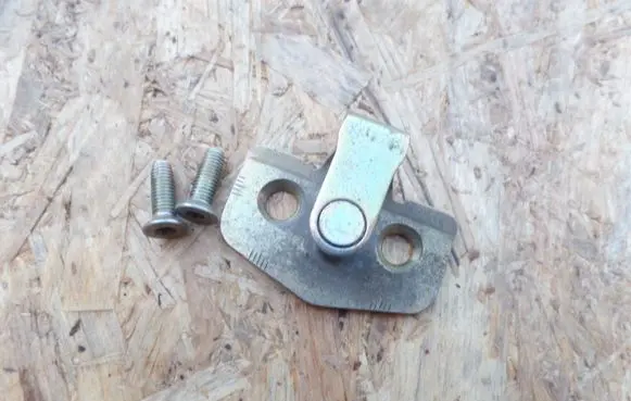 Ford Mondeo Mk III Front door lock loop/hook striker 