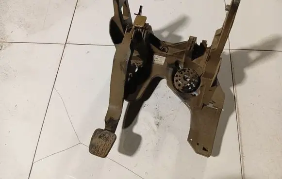 Opel Astra J Clutch pedal 13252175