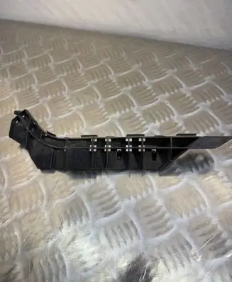 Front bumper mounting bracket