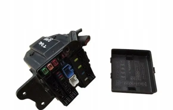 Suzuki Vitara (LY) Relay mounting block 