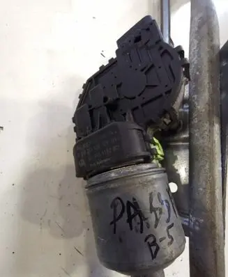 Volkswagen PASSAT B5 Wiper motor 0390241528 3B1955113D