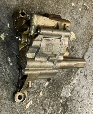 BMW 3 E92 E93 Oil pump 7545939