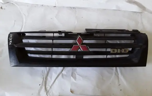 Mitsubishi Pajero Front bumper upper radiator grill MR387981 MR387982 MR520107