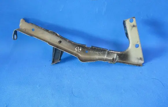 Audi A5 Sportback 8TA Fender mounting bracket 8T0821135C