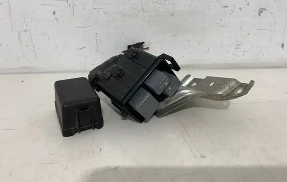 Toyota Avensis T270 Relay mounting block 