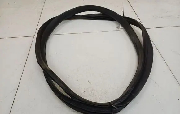 Peugeot 107 Rubber seal front coupe door