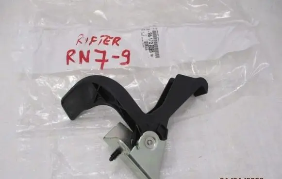 Peugeot Rifter Engine bonnet/hood lock/latch loop/hook 9817297580