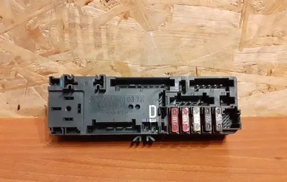 Mercedes-Benz E W210 Fuse box set 2040 A0005400372