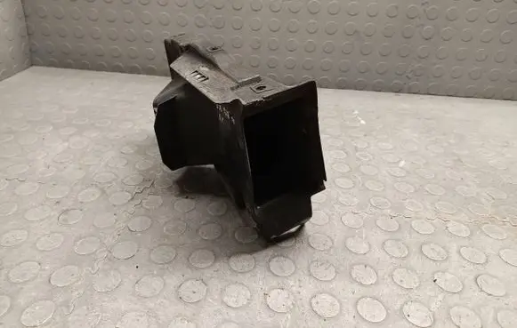 BMW 7 E38 Brake cooling air channel/duct 8235259