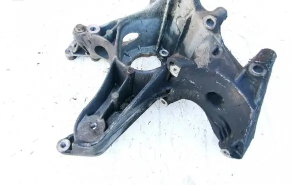 Volvo S40, V40 Engine mounting bracket 7700101272