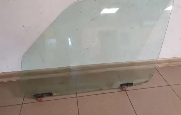 Toyota Land Cruiser (HDJ90) Front door window glass four-door