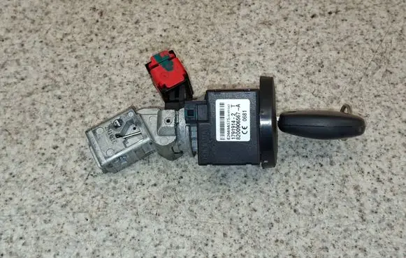 Dacia Duster Ignition lock 8200906567 E2669A575 1791914