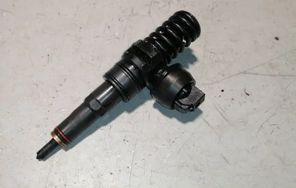 Volkswagen PASSAT B6 Fuel injector 038130073BQ 0414720312
