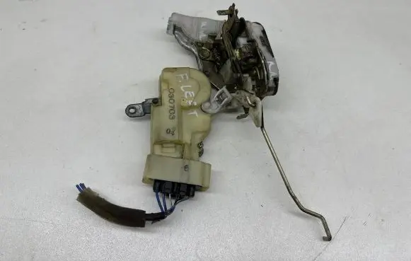 Toyota Yaris Front door lock 