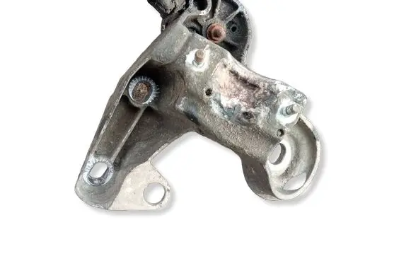 Volkswagen PASSAT B5.5 Engine mounting bracket 8E0199352F