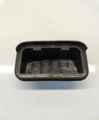 Ford Mustang V Quarter panel pressure vent 4R3363278C26BA